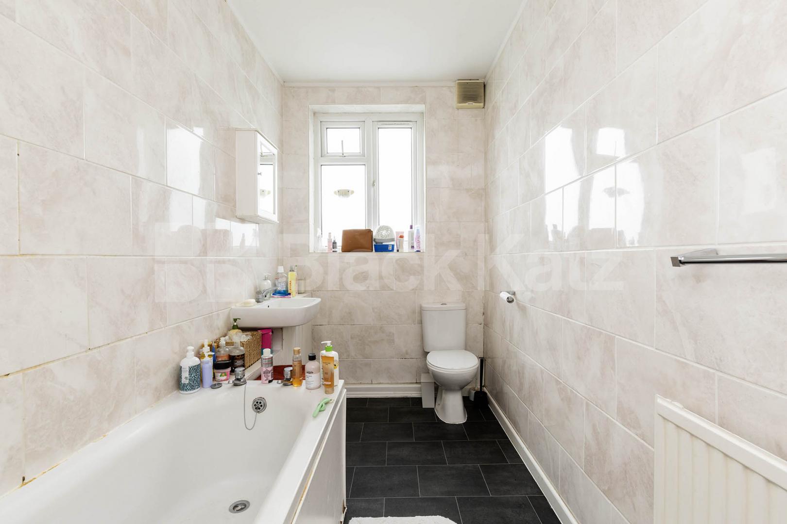 			3 Bedroom, 2 bath, 1 reception Apartment			 Dukes Avenue, Chiswick